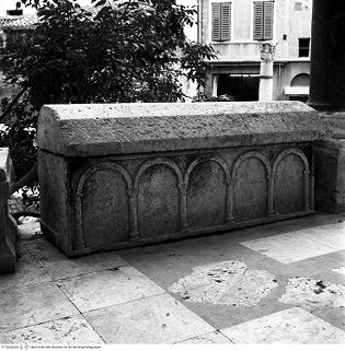 Column sarcophagus