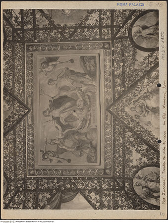 Vorderseite von ICCD [https://www.deutsche-digitale-bibliothek.de/content/lizenzen/rv-fz/] Apotheose des Federico Zuccari, Allegorien und Porträts der Familie ZuccariGewölbespiegel: Apotheose des Künstlers mit Apoll, Minerva, Tempus, Invidia und Fama. - , bh000069_recto. Foto.