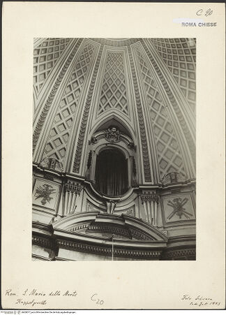 Vorderseite von Bibliotheca Hertziana [https://rightsstatements.org/page/CNE/1.0/] Santa Maria dell'Orazione e Morte - Blick in die Kuppel, bh000077_recto. Foto: Schwarz, Heinrich Mathias.