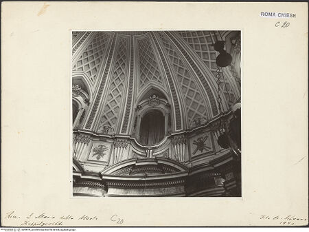 Vorderseite von Bibliotheca Hertziana [https://rightsstatements.org/page/CNE/1.0/] Santa Maria dell'Orazione e Morte - Blick in die Kuppel, bh000078_recto. Foto: Schwarz, Heinrich Mathias.