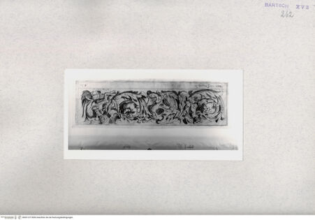 Vorderseite von  [http://creativecommons.org/publicdomain/mark/1.0/] Groteske - , bh001373. Foto.