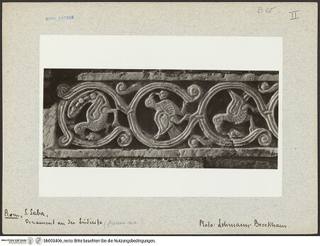 Vorderseite von Bibliotheca Hertziana [https://www.deutsche-digitale-bibliothek.de/content/lizenzen/rv-fz/] Vermauerte Relieffragmente am Treppenhaus des Refektoriums - linkes Relieffragment, Detail: links, bh003406_recto. Foto: Lehmann-Brockhaus, Otto.