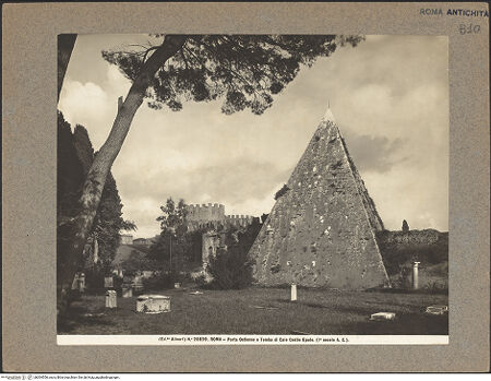 Vorderseite von Alinari [https://www.deutsche-digitale-bibliothek.de/content/lizenzen/rv-ez/] Piramide di Caio Cestio - Gesamtaufnahme vom alten Teil des Cimitero Acattolico, bh004556_recto. Foto.
