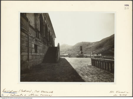 Vorderseite von Edizioni Artistiche Fiorentini (Venezia) [https://rightsstatements.org/page/CNE/1.0/] Villa dei VescoviEingangsfassade / Westfassade - Podest, Blick Richtung Süden, bh004570_recto. Foto.