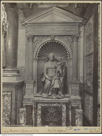 Vorderseite von ICCD [https://www.deutsche-digitale-bibliothek.de/content/lizenzen/rv-ez/] Madonna del Parto - Gesamtansicht mit Nische, frontal, bh004622_recto. Foto.