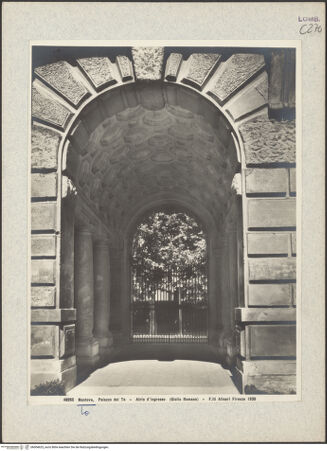 Vorderseite von Alinari [https://www.deutsche-digitale-bibliothek.de/content/lizenzen/rv-ez/] Palazzo del Tè - Blick vom Innenhof in den Durchgang, bh004625_recto. Foto.