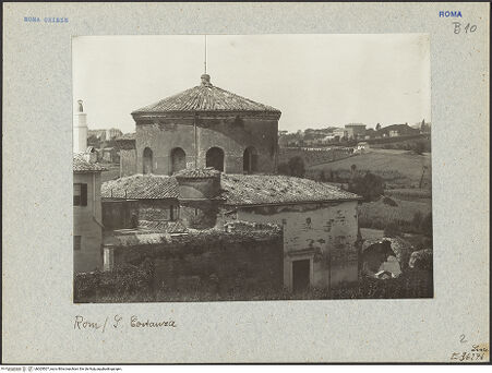 Vorderseite von ICCD [https://www.deutsche-digitale-bibliothek.de/content/lizenzen/rv-ez/] Mausoleo di Santa CostanzaAußenbau - Außenansicht, bh005507_recto. Foto.