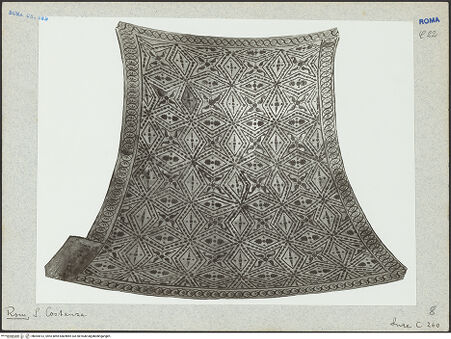 Vorderseite von ICCD [https://www.deutsche-digitale-bibliothek.de/content/lizenzen/rv-ez/] Mosaik mit geometrischen Figuren (Rauten, Sterne), Perlschnüren und Delfinen - , bh005513_recto. Foto.