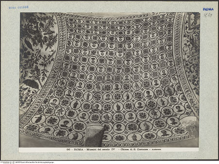 Vorderseite von Alinari [https://www.deutsche-digitale-bibliothek.de/content/lizenzen/rv-ez/] Clipeus Mosaik mit männlichen Brustbildern, Blütenornamenten und römischen Figuren - Gesamtansicht, bh005514_recto. Foto.