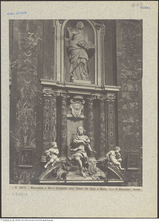 Vorderseite von unbekannt [https://www.deutsche-digitale-bibliothek.de/content/lizenzen/rv-fz/] Grabmal des Mario Bolognetti - Schrägansicht von links mit Nischenädikula (Anna), bh005837_recto. Foto.