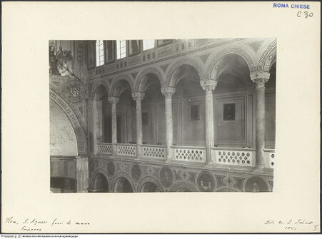 Vorderseite von Bibliotheca Hertziana [https://www.deutsche-digitale-bibliothek.de/content/lizenzen/rv-fz/] Sant'Agnese fuori le MuraInnenraumrechtes Seitenschiff (Südseitenschiff) - Blick vom Mittelschiff in die rechte Empore, Schrägsicht, bh005905_recto. Foto: Schudt, Ludwig.