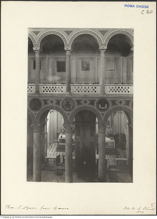 Vorderseite von Bibliotheca Hertziana [https://www.deutsche-digitale-bibliothek.de/content/lizenzen/rv-fz/] Sant'Agnese fuori le MuraInnenraumrechtes Seitenschiff (Südseitenschiff) - Blick vom Mittelschiff in die rechte Empore, bh005906_recto. Foto: Schudt, Ludwig.