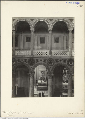 Vorderseite von Bibliotheca Hertziana [https://www.deutsche-digitale-bibliothek.de/content/lizenzen/rv-fz/] Sant'Agnese fuori le MuraInnenraumrechtes Seitenschiff (Südseitenschiff) - Blick vom Mittelschiff in die rechte Empore, bh005908_recto. Foto: Schudt, Ludwig.