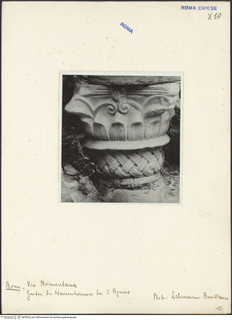 Vorderseite von Bibliotheca Hertziana [https://www.deutsche-digitale-bibliothek.de/content/lizenzen/rv-fz/] Fragmente von antiken und mittelalterlichen Kapitellen - , bh005920_recto. Foto: Lehmann-Brockhaus, Otto.