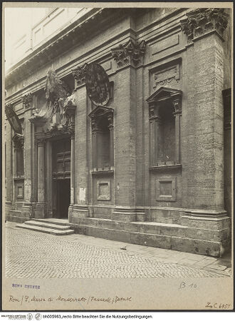 Vorderseite von ICCD [https://www.deutsche-digitale-bibliothek.de/content/lizenzen/rv-ez/] Santa Maria in Monserrato - Detail: Hauptportal und die Nischen im rechten Teil der Fassade, bh005983_recto. Foto.