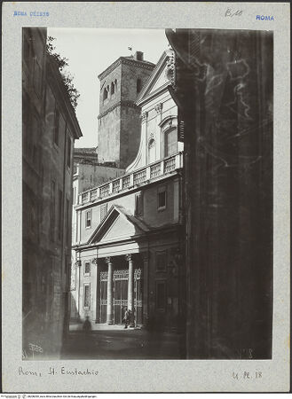 Vorderseite von Bibliotheca Hertziana [https://www.deutsche-digitale-bibliothek.de/content/lizenzen/rv-fz/] Sant'Eustachio - Fassade (Ausschnitt) und Campanile, von der Via della Palombella aus gesehen, bh006099_recto. Foto: Lindner, Paul.