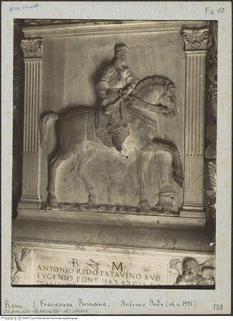 Vorderseite von Bibliotheca Hertziana [https://www.deutsche-digitale-bibliothek.de/content/lizenzen/rv-fz/] Grabmal des Antonio Rido - Grabrelief mit Reiterstandbild, bh006117_recto. Foto: Lindner, Paul.