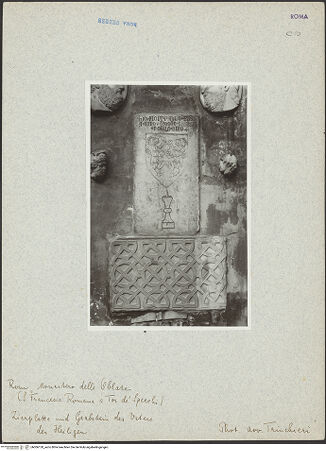 Vorderseite von unbekannt [https://www.deutsche-digitale-bibliothek.de/content/lizenzen/rv-fz/] Grabplatte für Paolo Busssa - Gesamtansicht, darunter ein frühmittealterliches Relief mit Flechtbandornamentik, bh006128_recto. Foto.