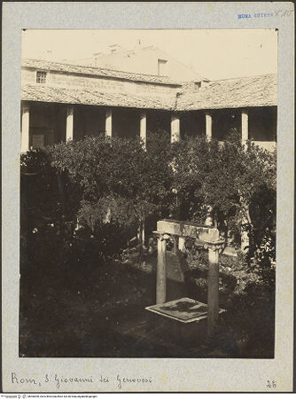 Vorderseite von Bibliotheca Hertziana [https://www.deutsche-digitale-bibliothek.de/content/lizenzen/rv-fz/] San Giovanni Battista dei Genovesi - Ecke mit Brunnen, bh006306_recto. Foto: Lindner, Paul.