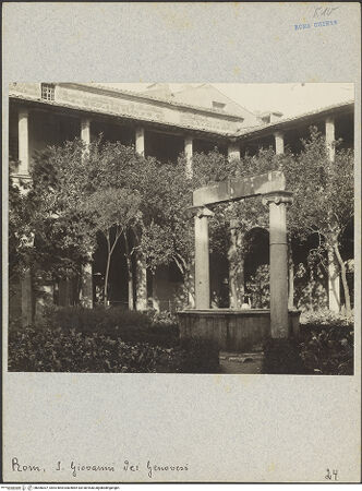 Vorderseite von Bibliotheca Hertziana [https://www.deutsche-digitale-bibliothek.de/content/lizenzen/rv-fz/] San Giovanni Battista dei Genovesi - Ecke mit Brunnen, bh006307_recto. Foto: Lindner, Paul.