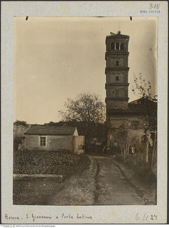 Vorderseite von Bibliotheca Hertziana [https://www.deutsche-digitale-bibliothek.de/content/lizenzen/rv-fz/] San Giovanni a Porta Latina - Campanile und Fassade mit vermauerter Portikus , bh006312_recto. Foto: Lindner, Paul.
