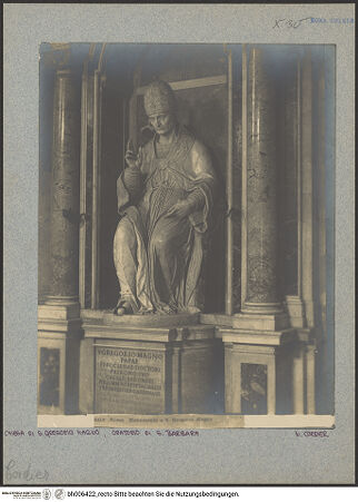 Vorderseite von Archivio Fotografico Musei Vaticani [https://www.deutsche-digitale-bibliothek.de/content/lizenzen/rv-ez/] Sitzstatue Gregors des Großen - Gesamtansicht, bh006422_recto. Foto.