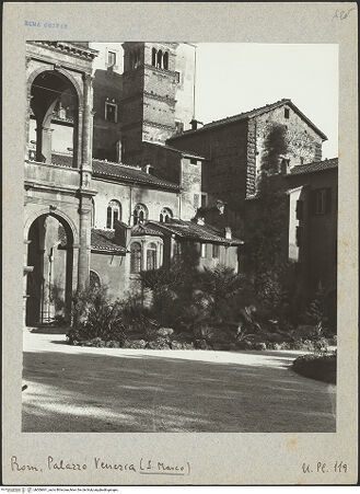 Vorderseite von Bibliotheca Hertziana [https://www.deutsche-digitale-bibliothek.de/content/lizenzen/rv-fz/] San Marco - Ansicht aus den Hof des Palazzo Venezia, bh006661_recto. Foto: Lindner, Paul.