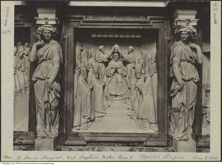 Vorderseite von ICCD (Luce) [https://www.deutsche-digitale-bibliothek.de/content/lizenzen/rv-ez/] Grabmal Pauls V.Obergeschoss, Mitte: Papstkrönung und Karyatidenpilaster - Relief und Trägerfiguren, bh007262_recto. Foto.