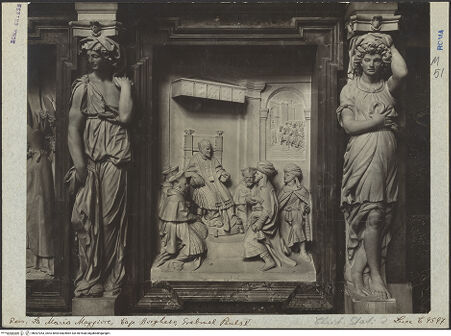 Vorderseite von ICCD (Luce) [https://www.deutsche-digitale-bibliothek.de/content/lizenzen/rv-ez/] Grabmal Pauls V.Obergeschoss, rechts: Empfang einer persischen Gesandschaft - Relief und Trägerfiguren, bh007263_recto. Foto.