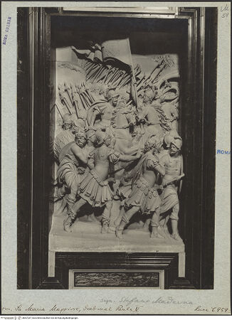 Vorderseite von ICCD (Luce) [https://www.deutsche-digitale-bibliothek.de/content/lizenzen/rv-ez/] Grabmal Pauls V.linkes Relief: Der päpstliche Heereszug gegen die Türken in Ungarn - Gesamtansicht , bh007267_recto. Foto.