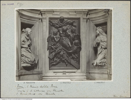 Vorderseite von Spina, Luigi [https://www.deutsche-digitale-bibliothek.de/content/lizenzen/rv-ez/] Triumph der heiligen Trinität - Relief mit seitlichen Nischenfiguren Bernhardin und Katharina von Siena, bh007515_recto. Foto.