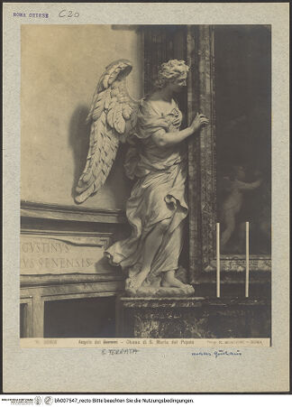 Vorderseite von unbekannt [https://www.deutsche-digitale-bibliothek.de/content/lizenzen/rv-fz/] HeimsuchungsaltarRahmenhaltender Engel links - , bh007547_recto. Foto: Moscioni, Romualdo.