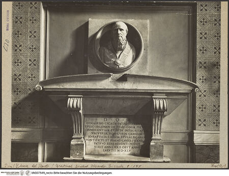 Vorderseite von ICCD [https://www.deutsche-digitale-bibliothek.de/content/lizenzen/rv-ez/] Grabmal des Odoardo Cicada - Detail: Bildnisbüste, Sarkophag und Inschrift, bh007549_recto. Foto.