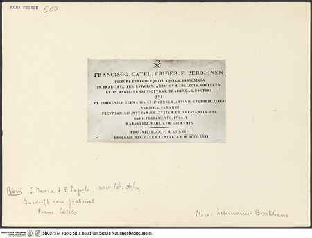 Vorderseite von Bibliotheca Hertziana [https://www.deutsche-digitale-bibliothek.de/content/lizenzen/rv-fz/] Grabmal des Malers Franz Catel, gest. 1856 - Detail: Inschrift, bh007574_recto. Foto: Lehmann-Brockhaus, Otto.