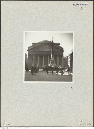 Vorderseite von unbekannt [https://www.deutsche-digitale-bibliothek.de/content/lizenzen/rv-fz/] Pantheon - Ansicht Fassade und Pizza della Rotonda, bh007679_recto. Foto: Bruns, Gerda?.