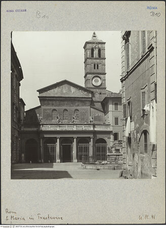 Vorderseite von Bibliotheca Hertziana [https://www.deutsche-digitale-bibliothek.de/content/lizenzen/rv-fz/] Santa Maria in Trastevere - Fassade und Piazza, gesehen vom Vicolo di Santa Maria in Trastevere , bh007720_recto. Foto: Lindner, Paul.