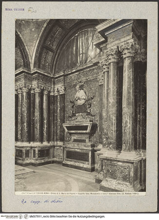 Vorderseite von Alinari [https://www.deutsche-digitale-bibliothek.de/content/lizenzen/rv-ez/] Grabmal des Kardinals Alderano Cybo - Gesamtansicht vom Kapelleneingang, bh007811_recto. Foto.