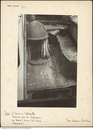 Vorderseite von unbekannt [https://www.deutsche-digitale-bibliothek.de/content/lizenzen/rv-fz/] Santa Maria in VallicellaRückfassade & Seitenfassaden - Linke Seitenfassade, Chorjoch, Laterne, bh007849_recto. Foto: Lehmann-Brockhaus, Otto.