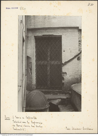 Vorderseite von unbekannt [https://www.deutsche-digitale-bibliothek.de/content/lizenzen/rv-fz/] Santa Maria in VallicellaRückfassade & Seitenfassaden - Linke Seitenfassade, Chorjoch, Fenster, bh007851_recto. Foto: Lehmann-Brockhaus, Otto.