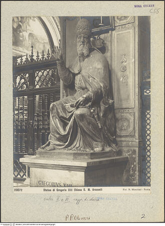 Vorderseite von Musei Vaticani, Archivio Fotografico [https://www.deutsche-digitale-bibliothek.de/content/lizenzen/rv-ez/] Sitzstatue von Papst Gregor XIII. Boncompagni - Ansicht von schräg links, bh008047_recto. Foto.
