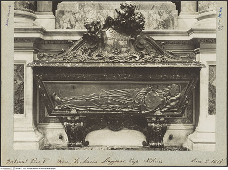 Vorderseite von ICCD [https://www.deutsche-digitale-bibliothek.de/content/lizenzen/rv-ez/] Grabmal Pius' V.Sarkophag - , bh008077_recto. Foto.