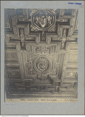 Vorderseite von Moscioni, Rom [https://www.deutsche-digitale-bibliothek.de/content/lizenzen/rv-ez/] Kassettendecke (als Dankvotiv für den Seesieg über die Türken bei Lepanto) - Mittelschiff, Detail mit Papstwappen Gregors XIII. und Wappen des römischen Senats, bh008087_recto. Foto.