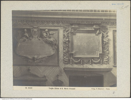 Vorderseite von Moscioni, Rom [https://www.deutsche-digitale-bibliothek.de/content/lizenzen/rv-ez/] Santa Maria in Aracoeli - Eingangswand, Detail: Denkmal für Carlo Barberini und Inschrift zum Gedenken an die Schlacht von Lepanto, bh008094_recto. Foto.
