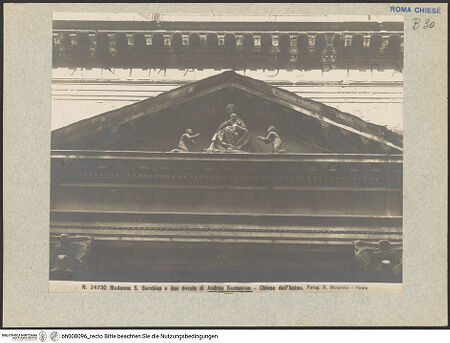 Vorderseite von Moscioni, Rom [https://www.deutsche-digitale-bibliothek.de/content/lizenzen/rv-ez/] Mittelportal mit Dreiecksgiebel über kompositen DreiviertelsäulenMadonna, flankiert von zwei knienden Gestalten - Gesamtansicht, bh008096_recto. Foto.