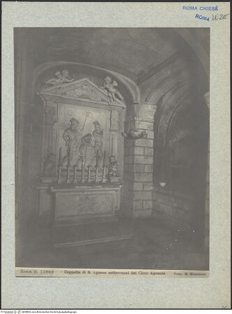 Vorderseite von unbekannt [https://www.deutsche-digitale-bibliothek.de/content/lizenzen/rv-fz/] Haarwunder der heiligen Agnes - Schrägansicht des Altars mit Teilen der Kapelle, bh008802_recto. Foto: Moscioni, Romualdo.