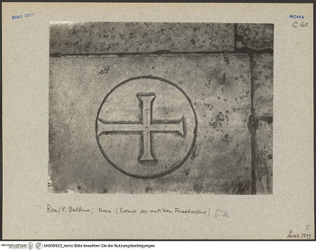 Vorderseite von ICCD [https://www.deutsche-digitale-bibliothek.de/content/lizenzen/rv-ez/] Bodenplatten mit Kreuz - antike Bodenplatte mit Kreuzen beim Hochaltar, bh008922_recto. Foto.