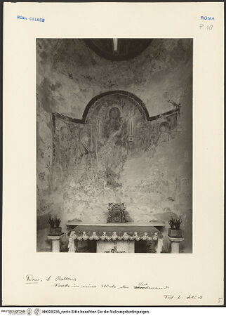 Vorderseite von Bibliotheca Hertziana [https://www.deutsche-digitale-bibliothek.de/content/lizenzen/rv-fz/] Freskenreste: thronende Madonna mit  Petrus und Paulus, Johannes dem Täufer (?, außen links) und einem weitere Heiligen (außen rechts); Medaillon mit Halbfigur Christi - , bh008936_recto. Foto: Schudt, Ludwig.