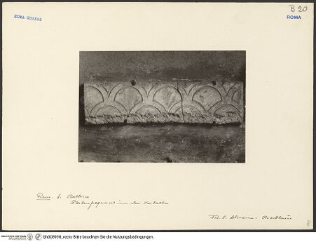 Vorderseite von Bibliotheca Hertziana [https://www.deutsche-digitale-bibliothek.de/content/lizenzen/rv-fz/] Santa Balbina - Vorhalle, Plattenfragment, bh008990_recto. Foto: Lehmann-Brockhaus, Otto.