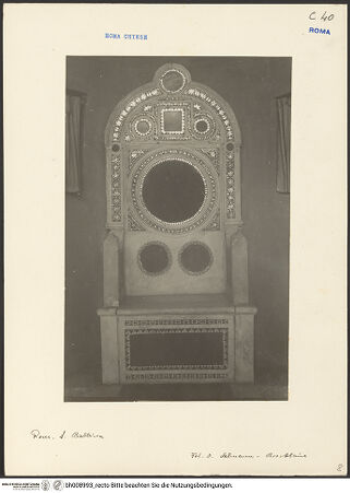 Vorderseite von Bibliotheca Hertziana [https://www.deutsche-digitale-bibliothek.de/content/lizenzen/rv-fz/] Kathedra mit Cosmatenarbeit - , bh008993_recto. Foto: Lehmann-Brockhaus, Otto.