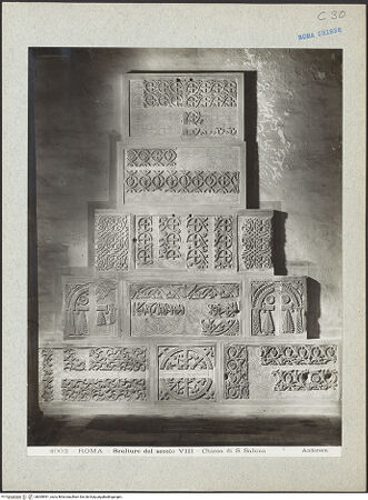 Vorderseite von Alinari [https://rightsstatements.org/page/CNE/1.0/] Schola Cantorum - Detail: Ornamentplatten vor der Restaurierung und Rekonstruktion von 1936, bh009991_recto. Foto.